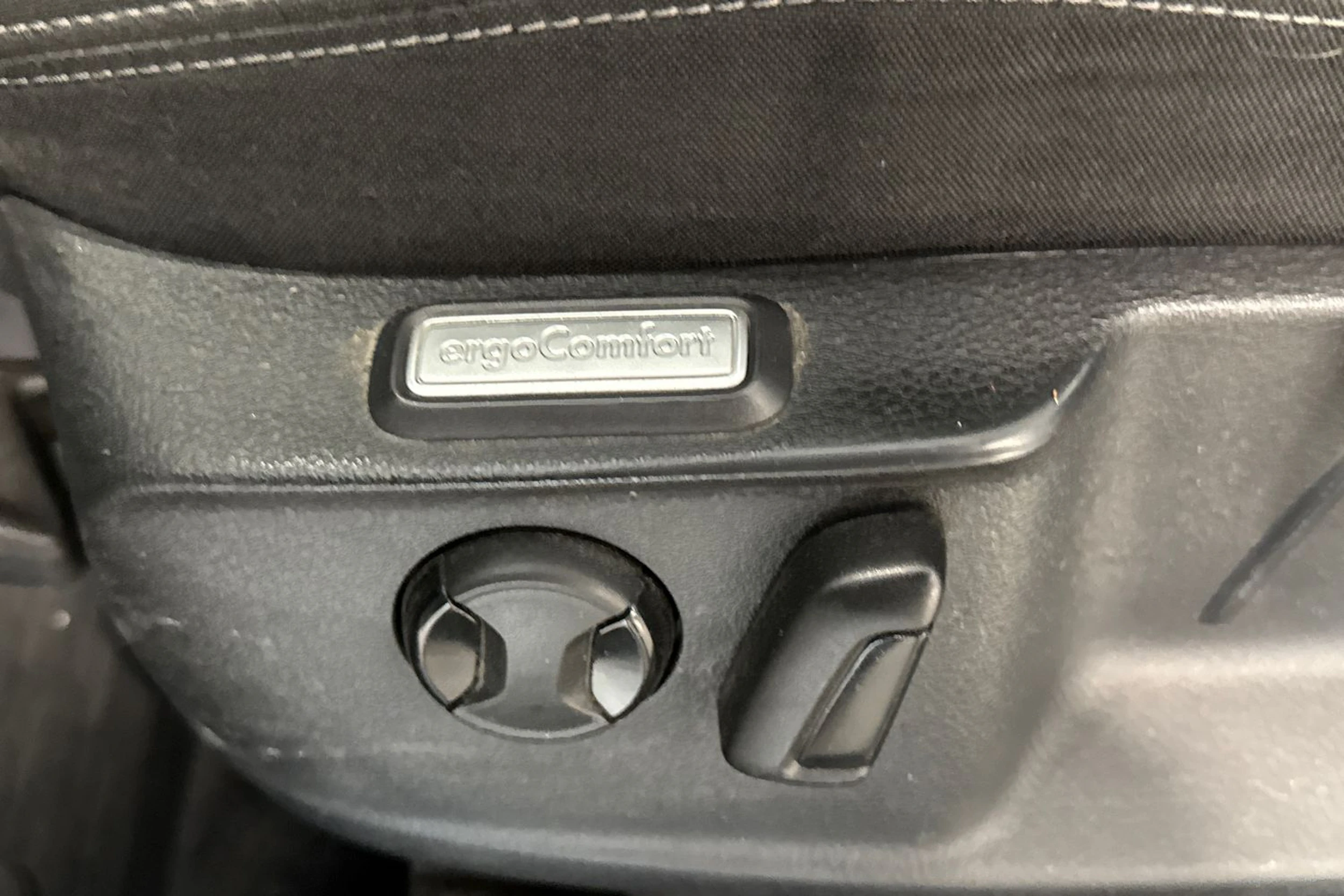 valkoinen Volkswagen Passat 2016 kuva 15.