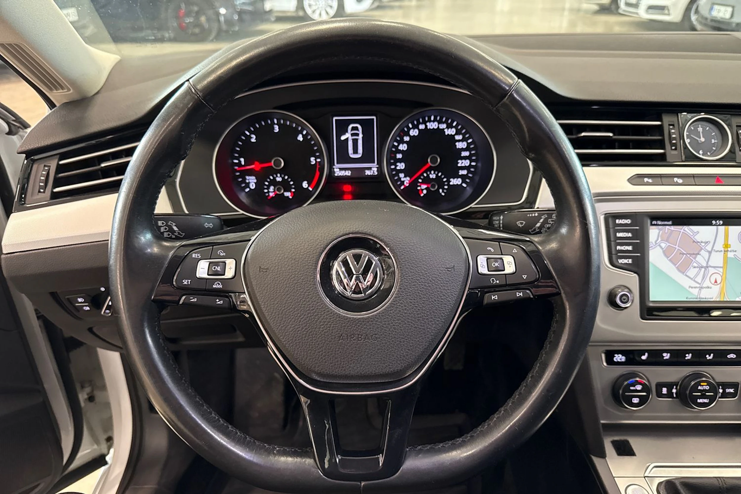 valkoinen Volkswagen Passat 2016 kuva 17.