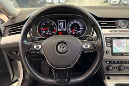 valkoinen Volkswagen Passat 2016 kuva 17.