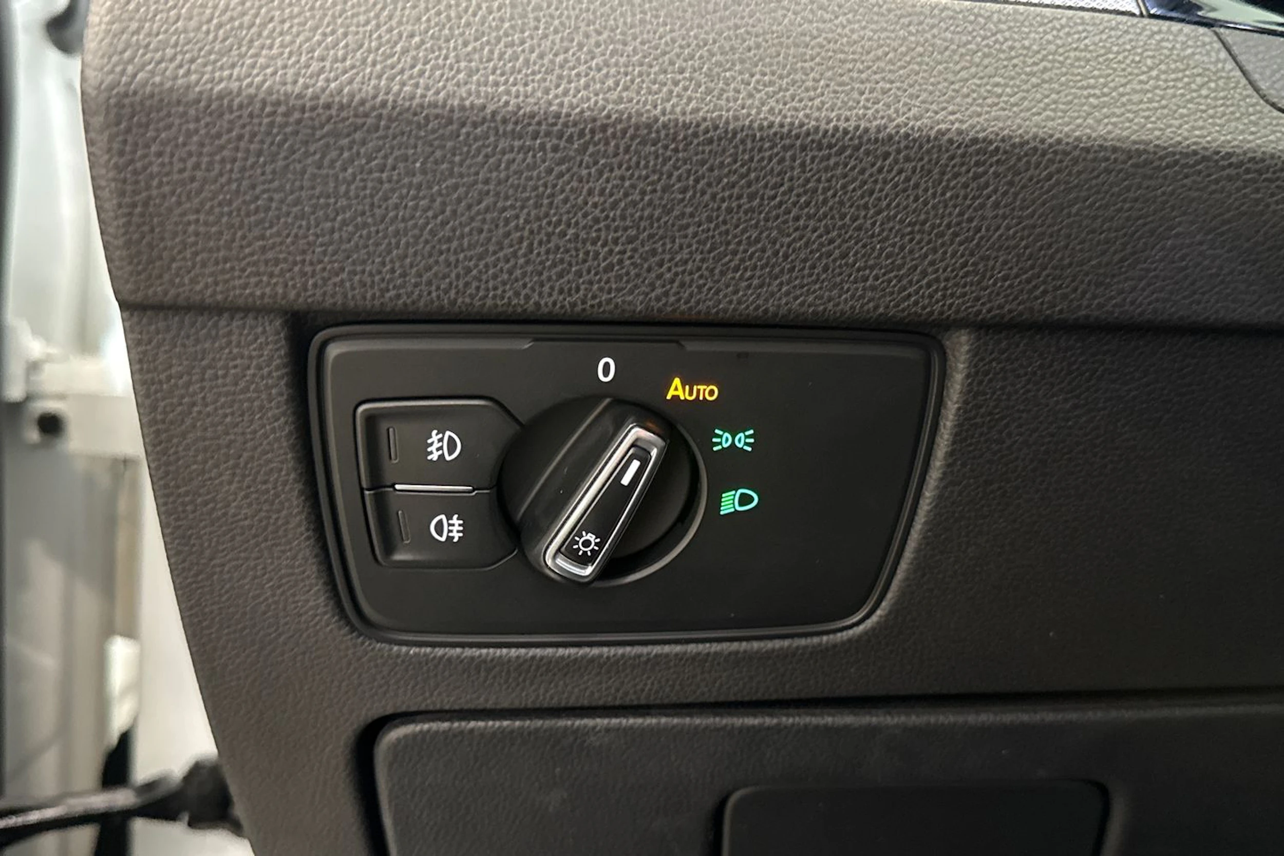 valkoinen Volkswagen Passat 2016 kuva 20.