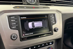 valkoinen Volkswagen Passat 2016 kuva 22.