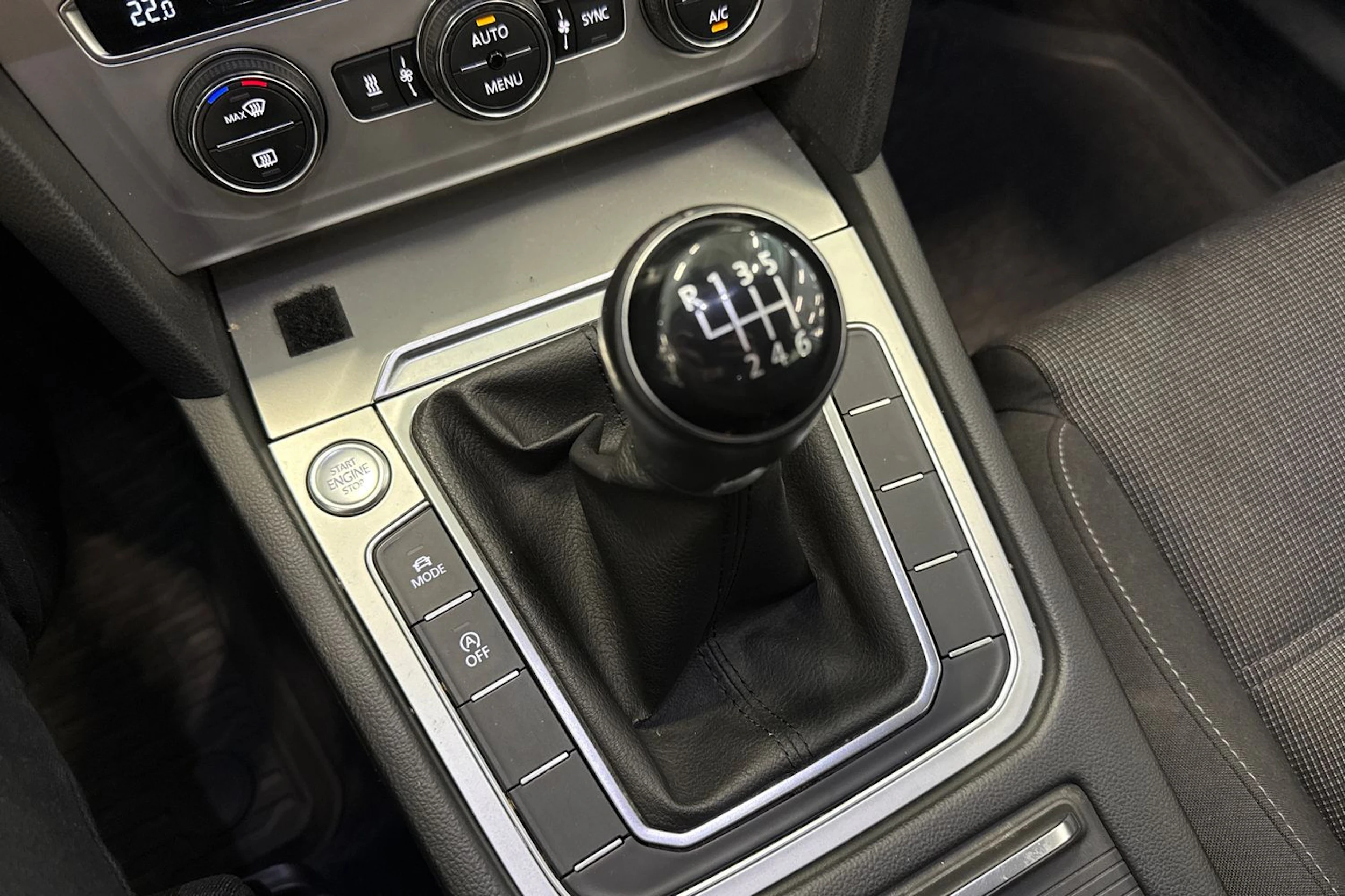 valkoinen Volkswagen Passat 2016 kuva 26.