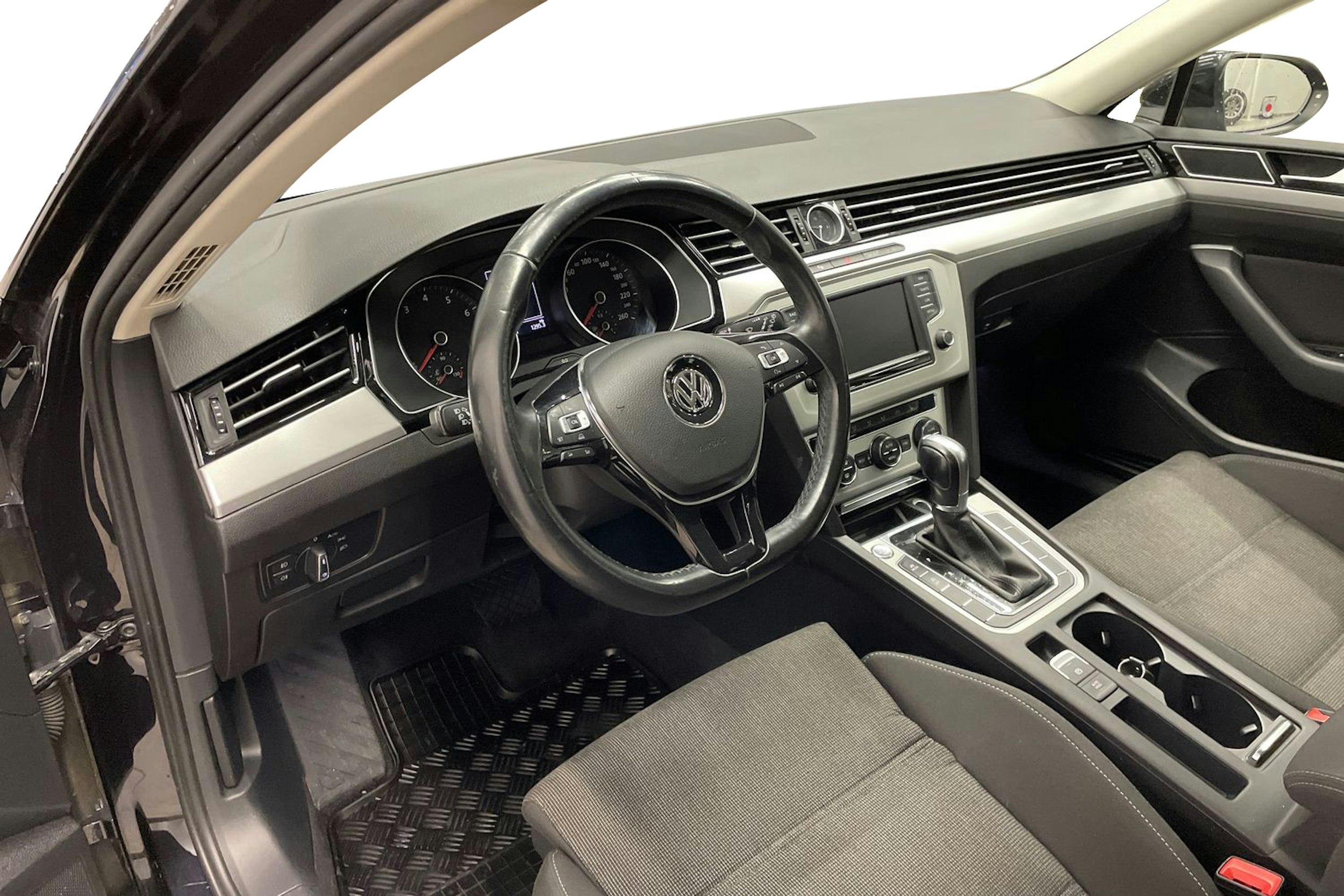 musta Volkswagen Passat 2016 kuva 7.