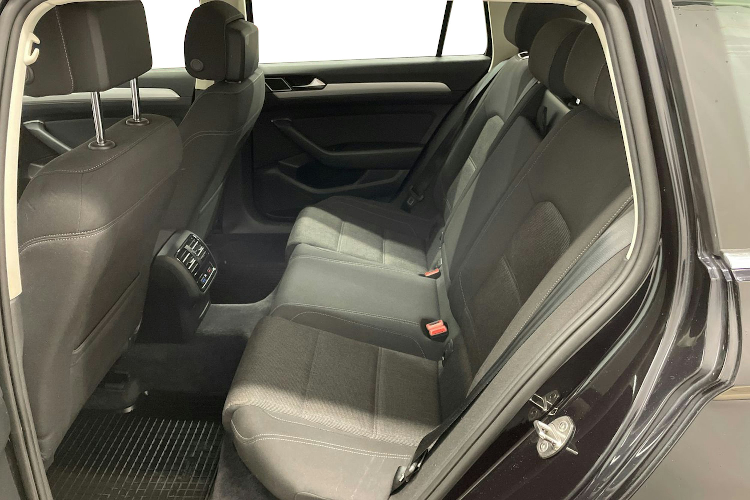 musta Volkswagen Passat 2016 kuva 10.