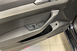 musta Volkswagen Passat 2016 kuva 19.