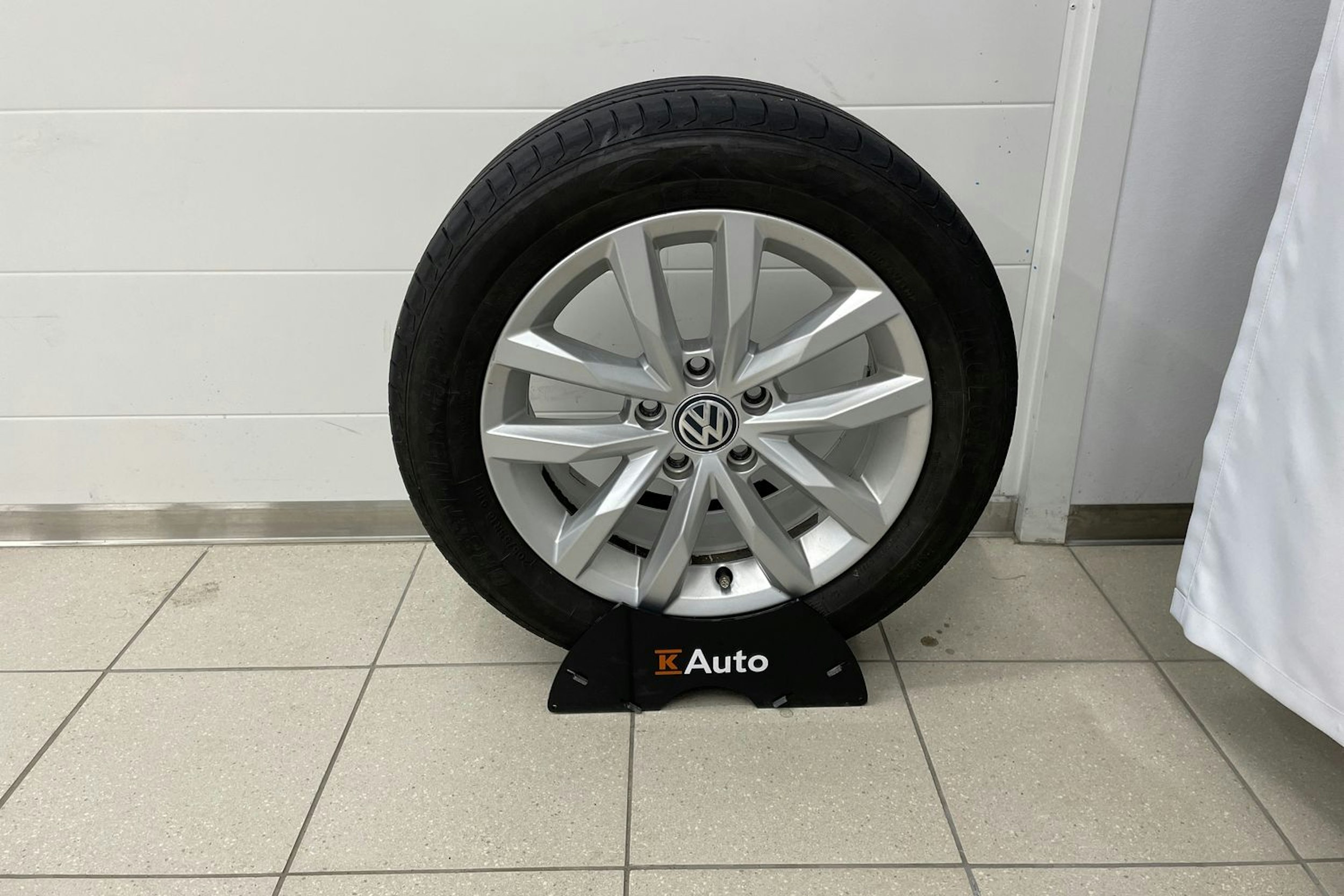 musta Volkswagen Passat 2016 kuva 22.