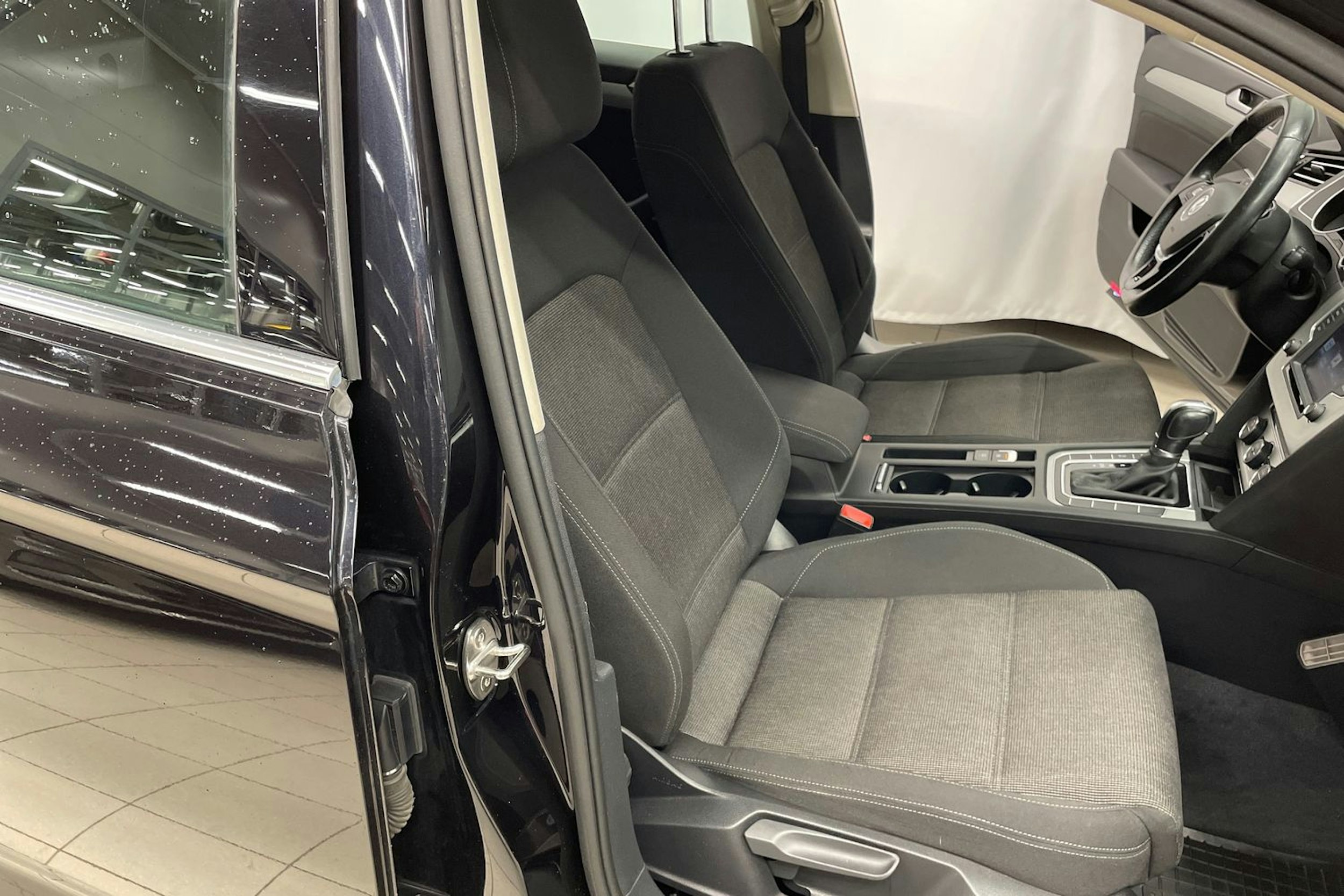 musta Volkswagen Passat 2016 kuva 24.