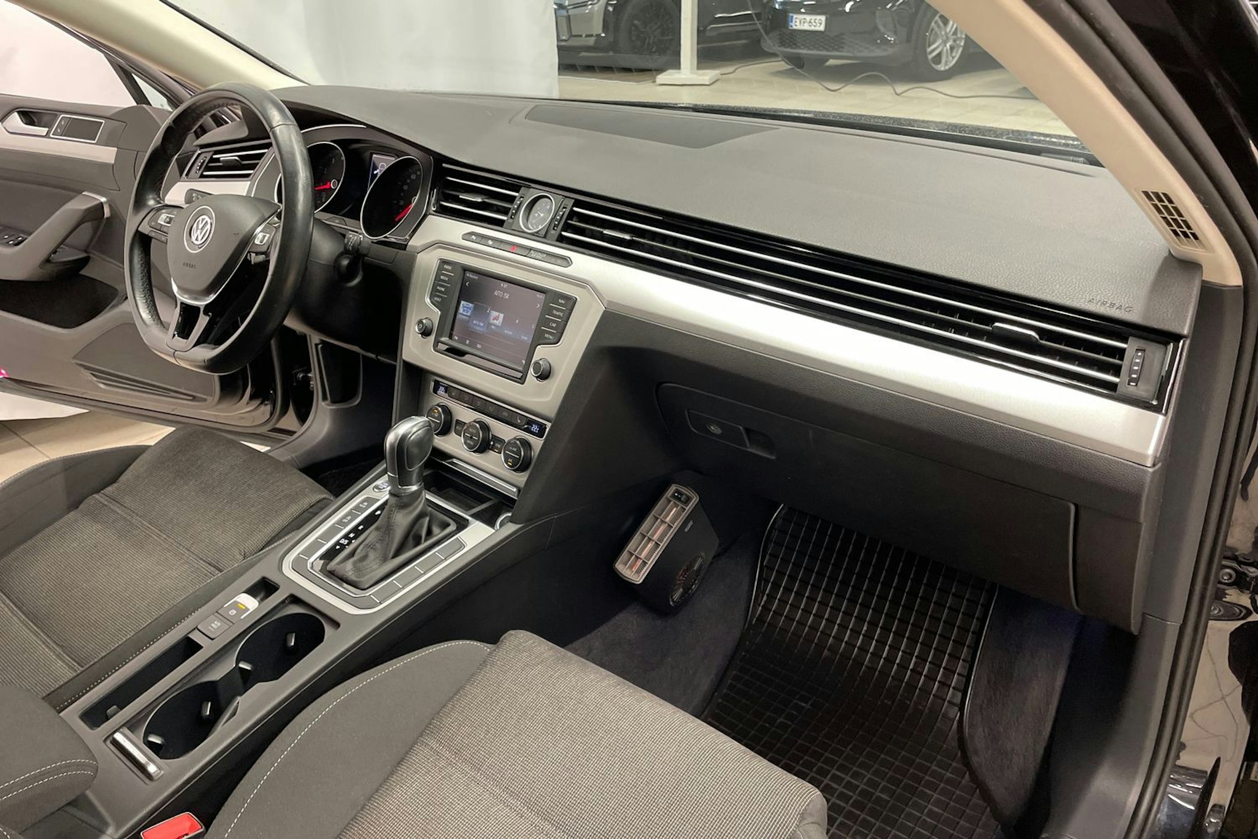 musta Volkswagen Passat 2016 kuva 26.