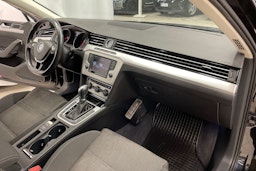 musta Volkswagen Passat 2016 kuva 26.