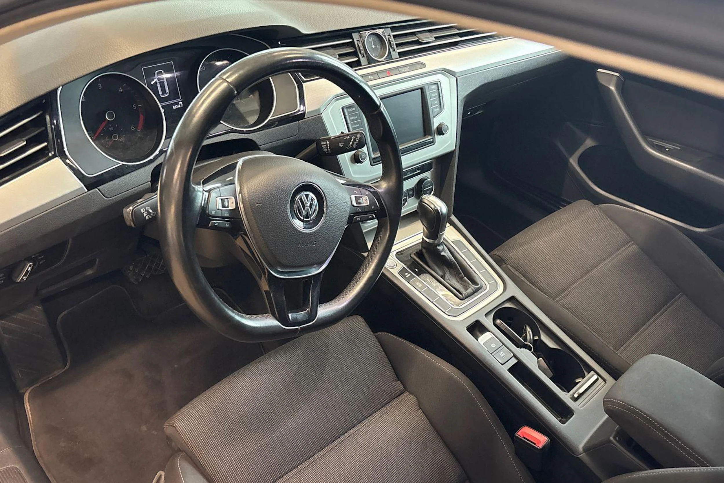 musta Volkswagen Passat 2016 kuva 8.