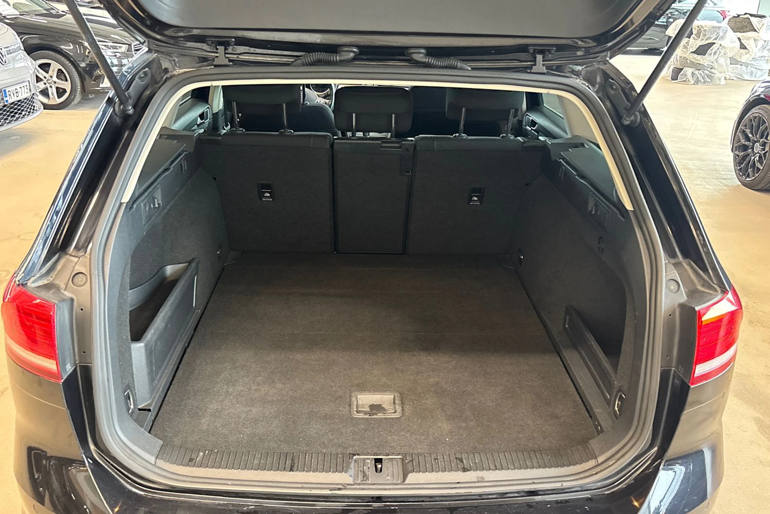 musta Volkswagen Passat 2016 kuva 24.