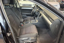 musta Volkswagen Passat 2016 kuva 26.