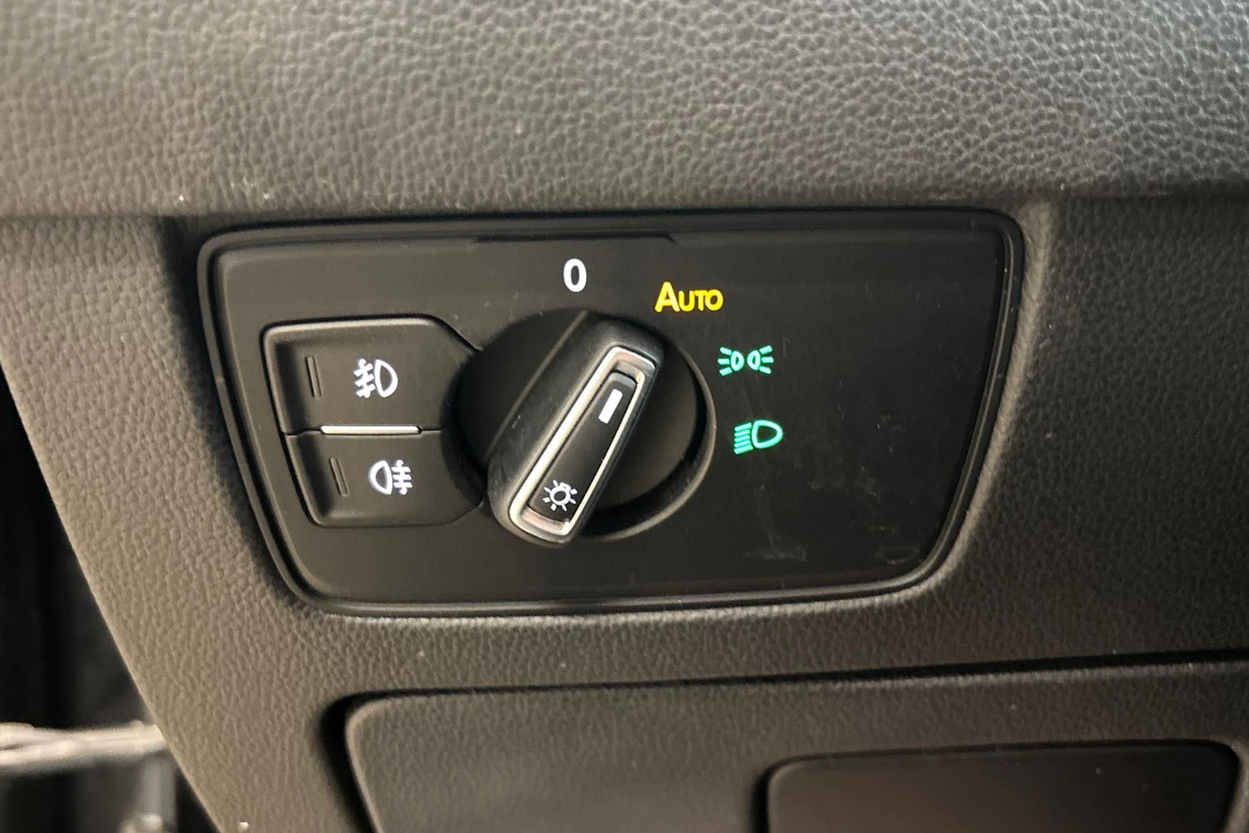 musta Volkswagen Passat 2016 kuva 29.