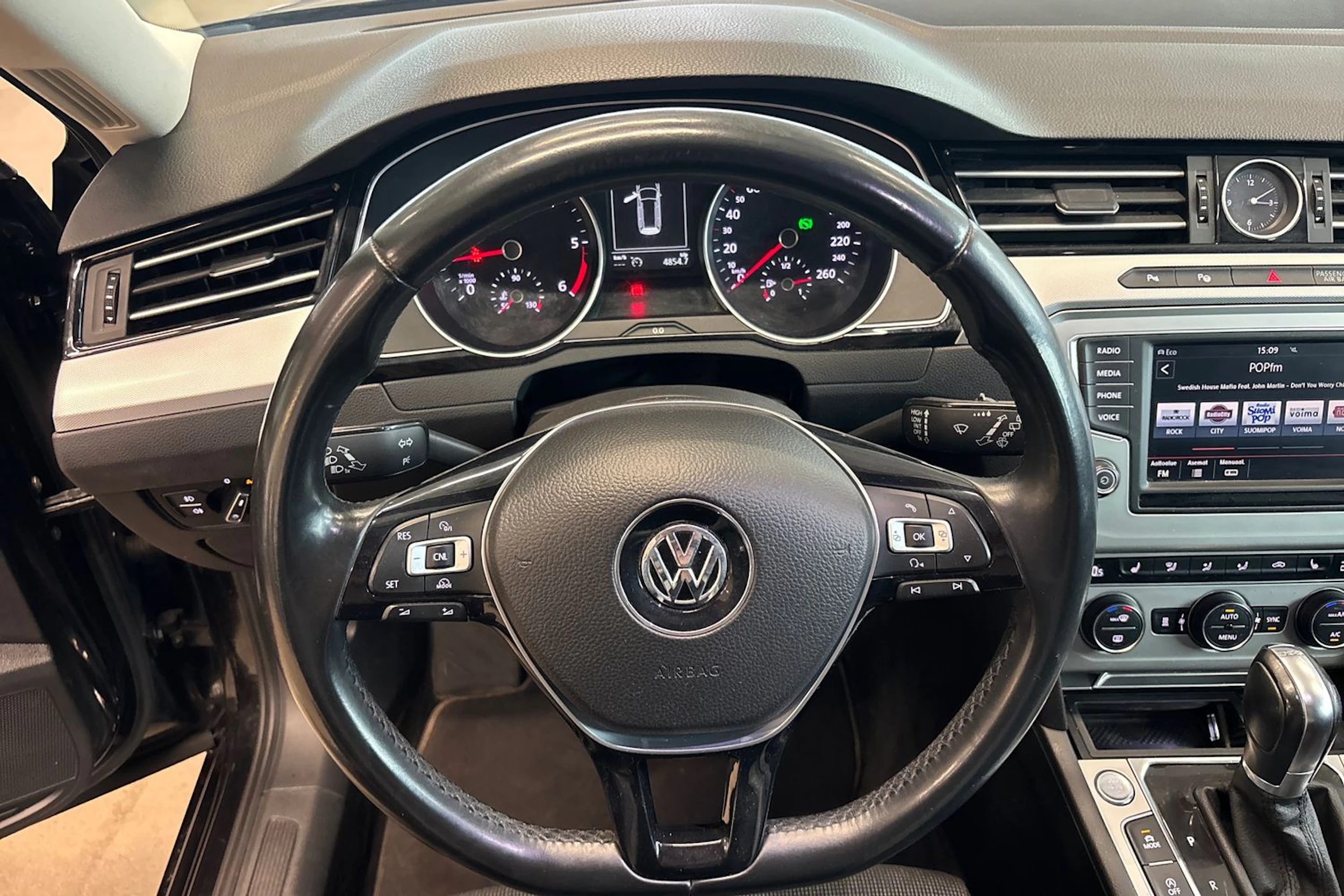 musta Volkswagen Passat 2016 kuva 42.