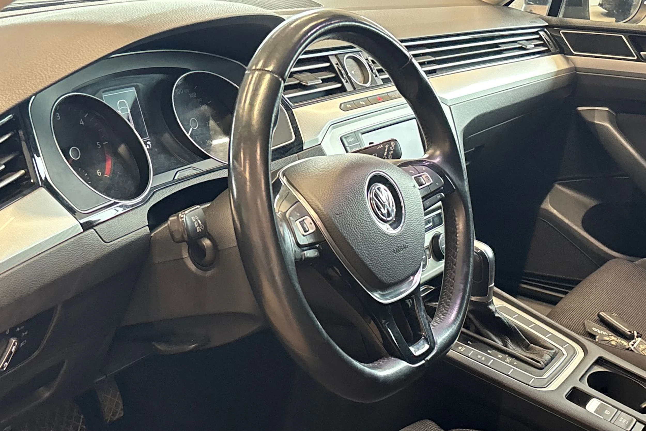 musta Volkswagen Passat 2016 kuva 44.