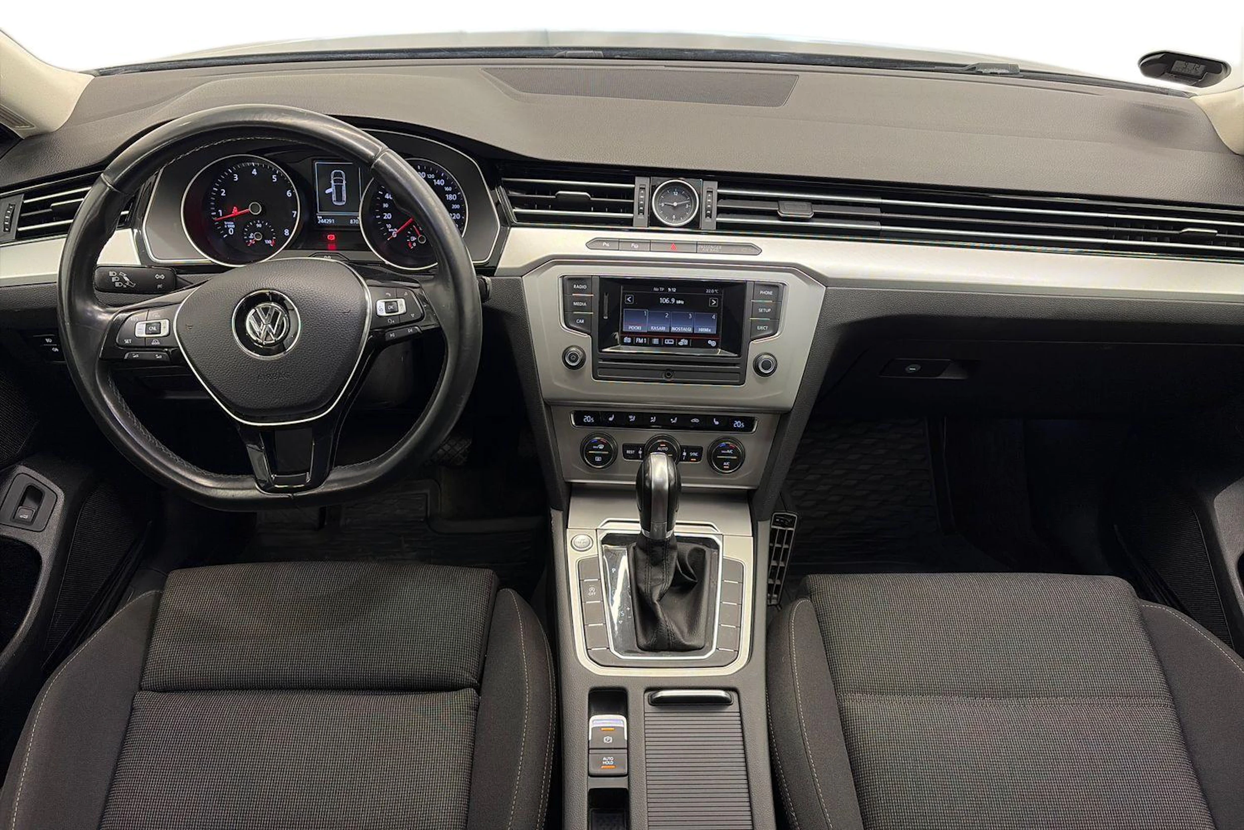 harmaa Volkswagen Passat 2016 kuva 9.
