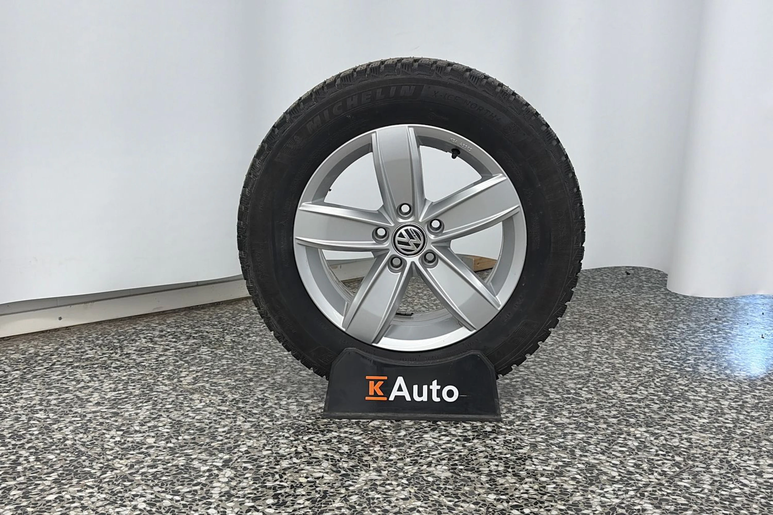 harmaa Volkswagen Passat 2016 kuva 13.
