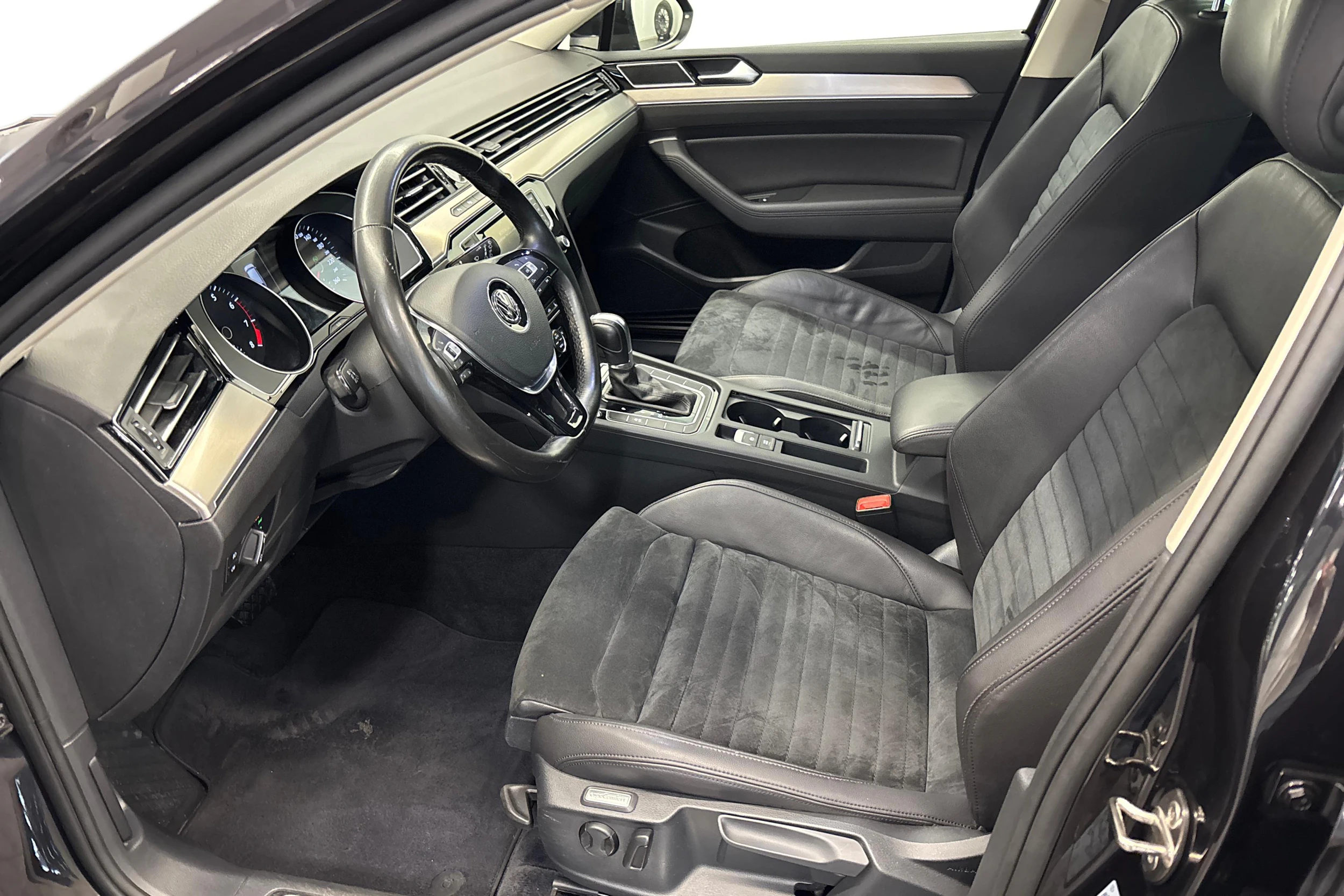 met. musta Volkswagen Passat 2016 kuva 6.