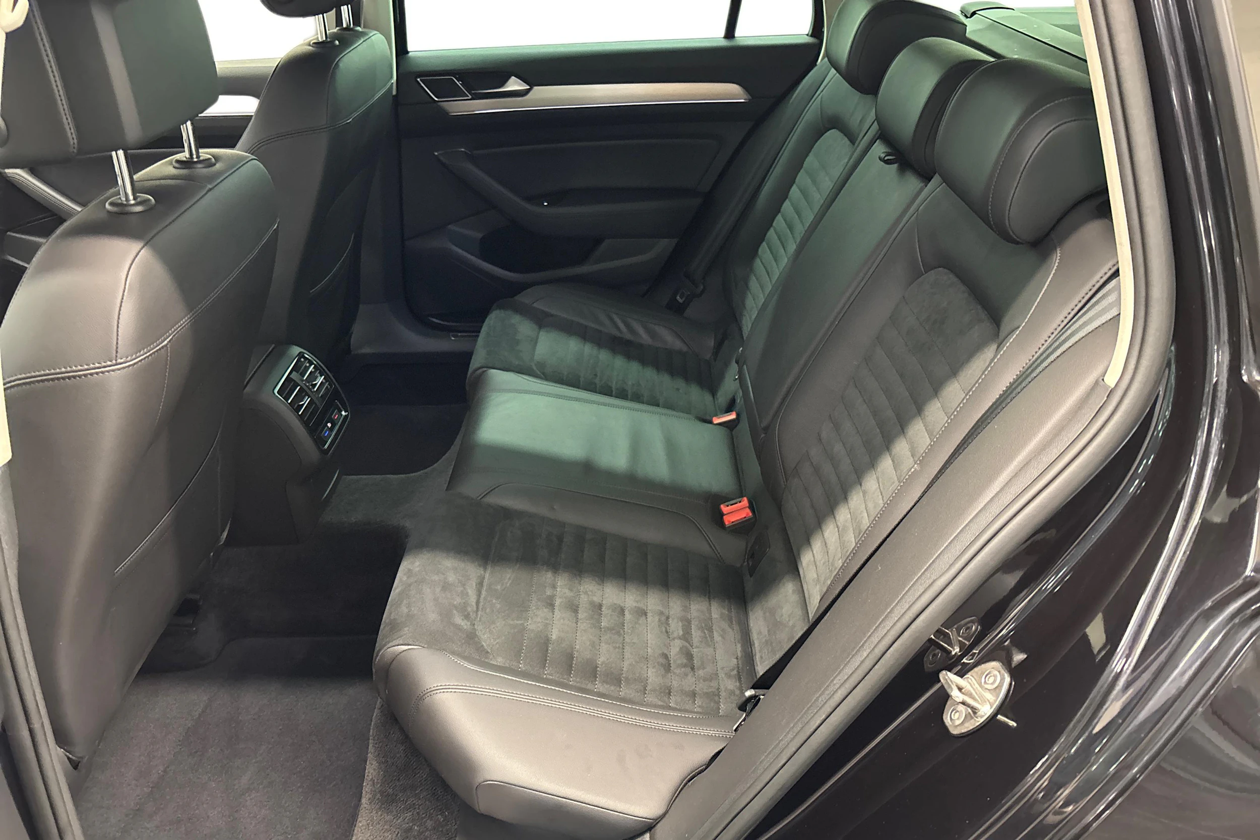 met. musta Volkswagen Passat 2016 kuva 8.