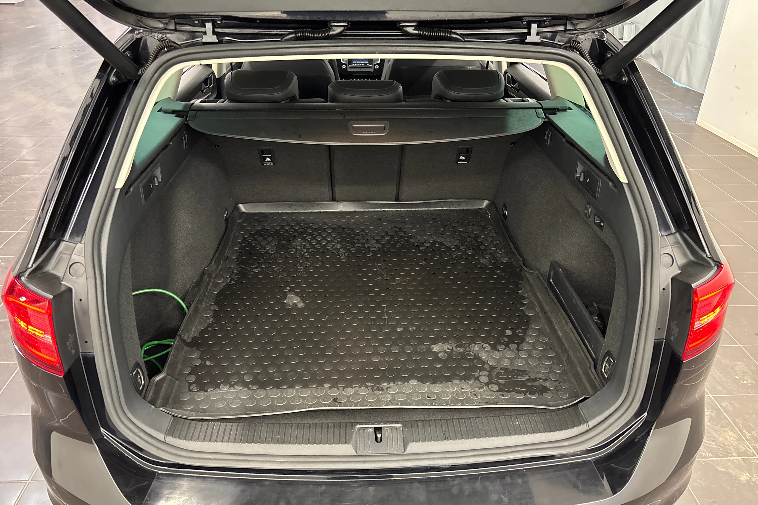 met. musta Volkswagen Passat 2016 kuva 11.