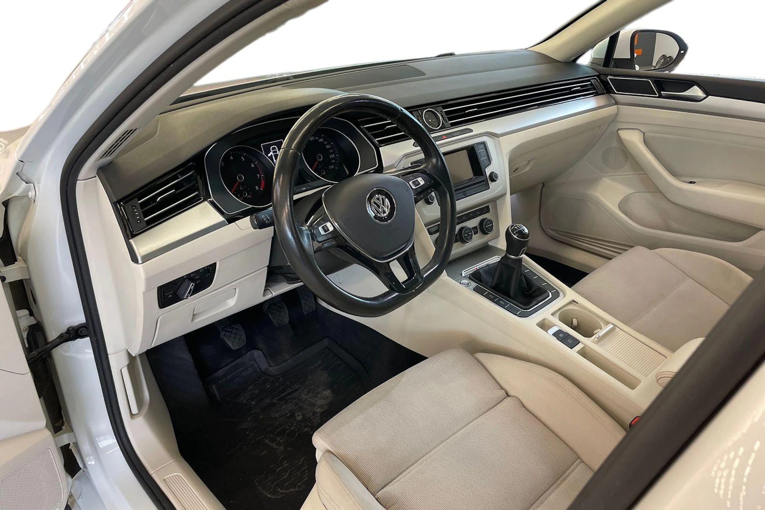 valkoinen Volkswagen Passat 2016 kuva 6.