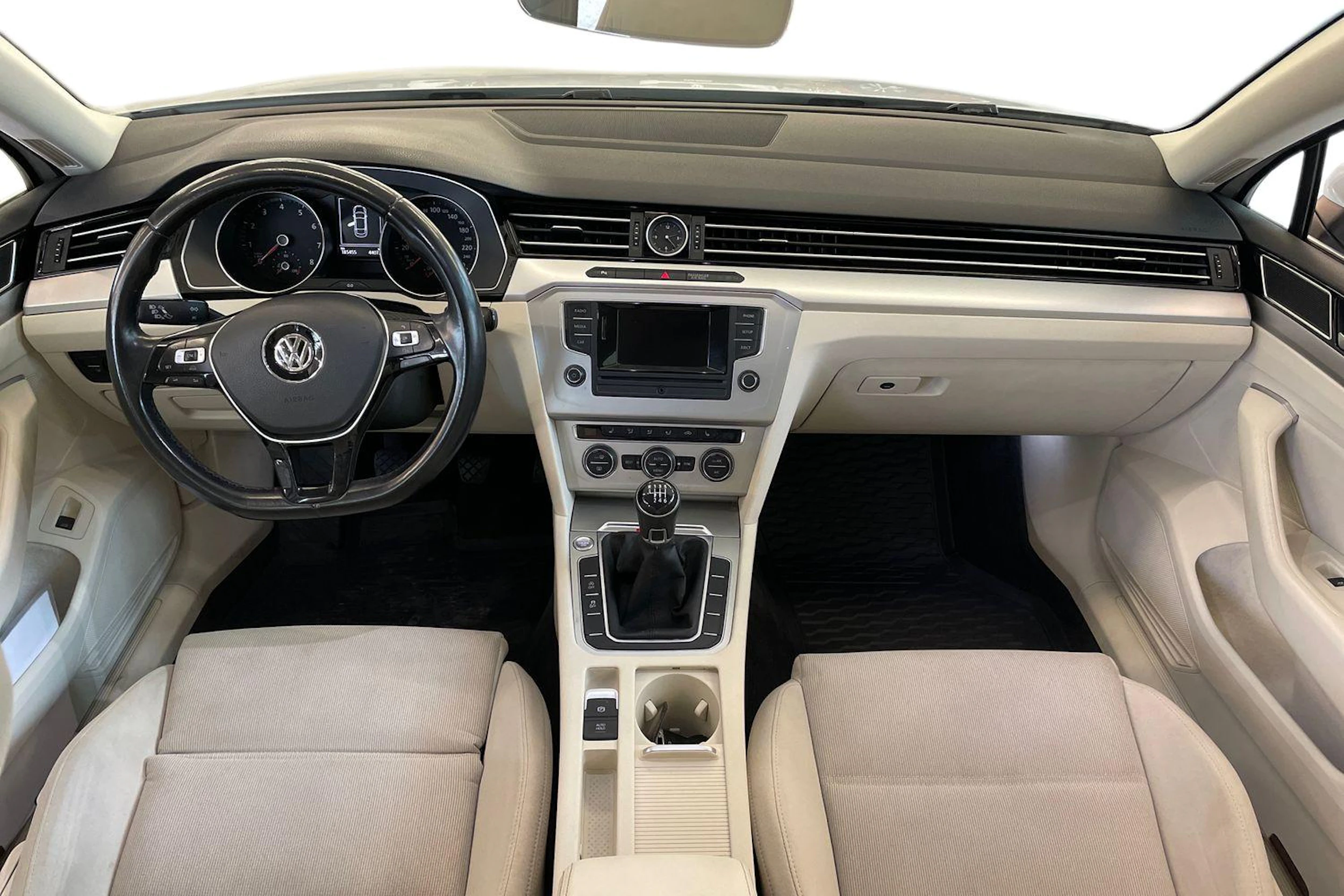 valkoinen Volkswagen Passat 2016 kuva 7.