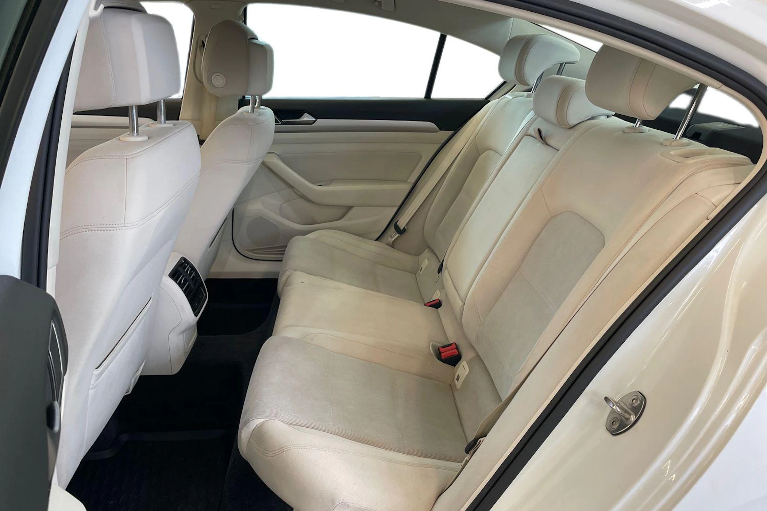 valkoinen Volkswagen Passat 2016 kuva 8.