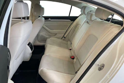 valkoinen Volkswagen Passat 2016 kuva 8.