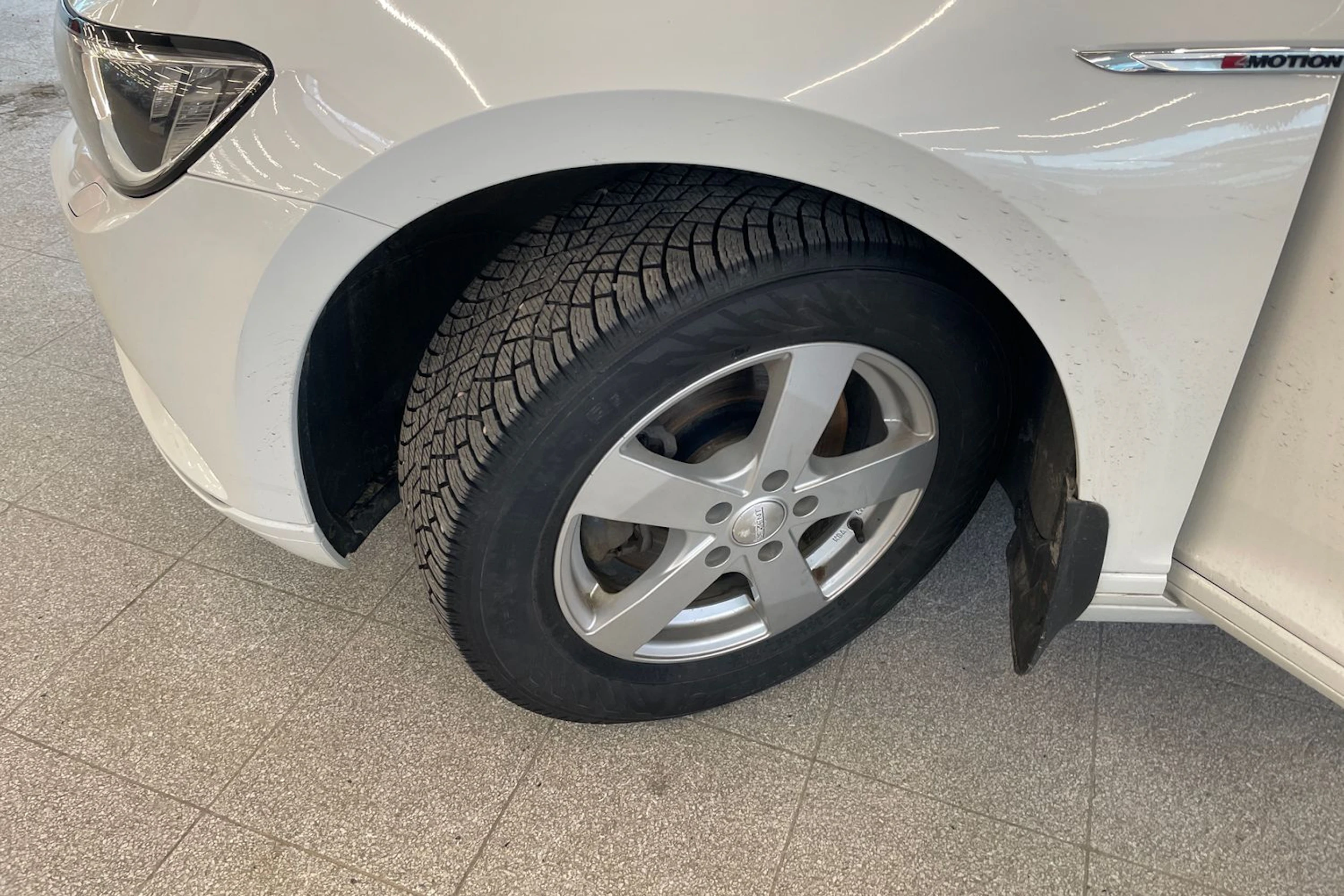 valkoinen Volkswagen Passat 2016 kuva 10.