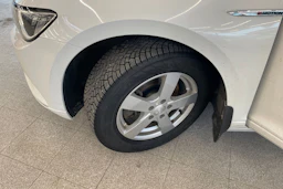 valkoinen Volkswagen Passat 2016 kuva 10.