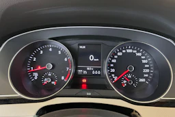 valkoinen Volkswagen Passat 2016 kuva 11.