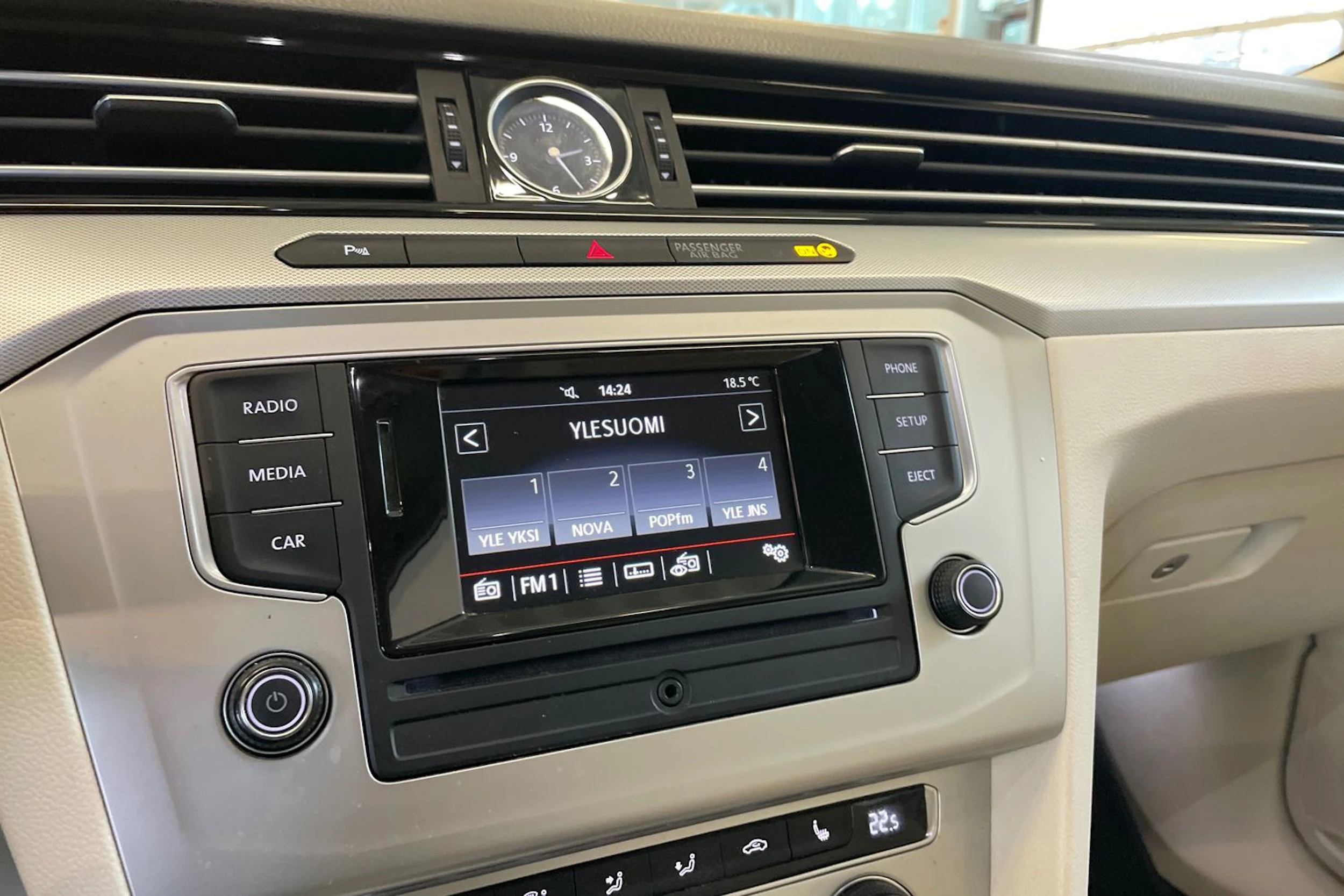 valkoinen Volkswagen Passat 2016 kuva 12.