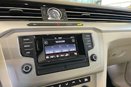 valkoinen Volkswagen Passat 2016 kuva 12.