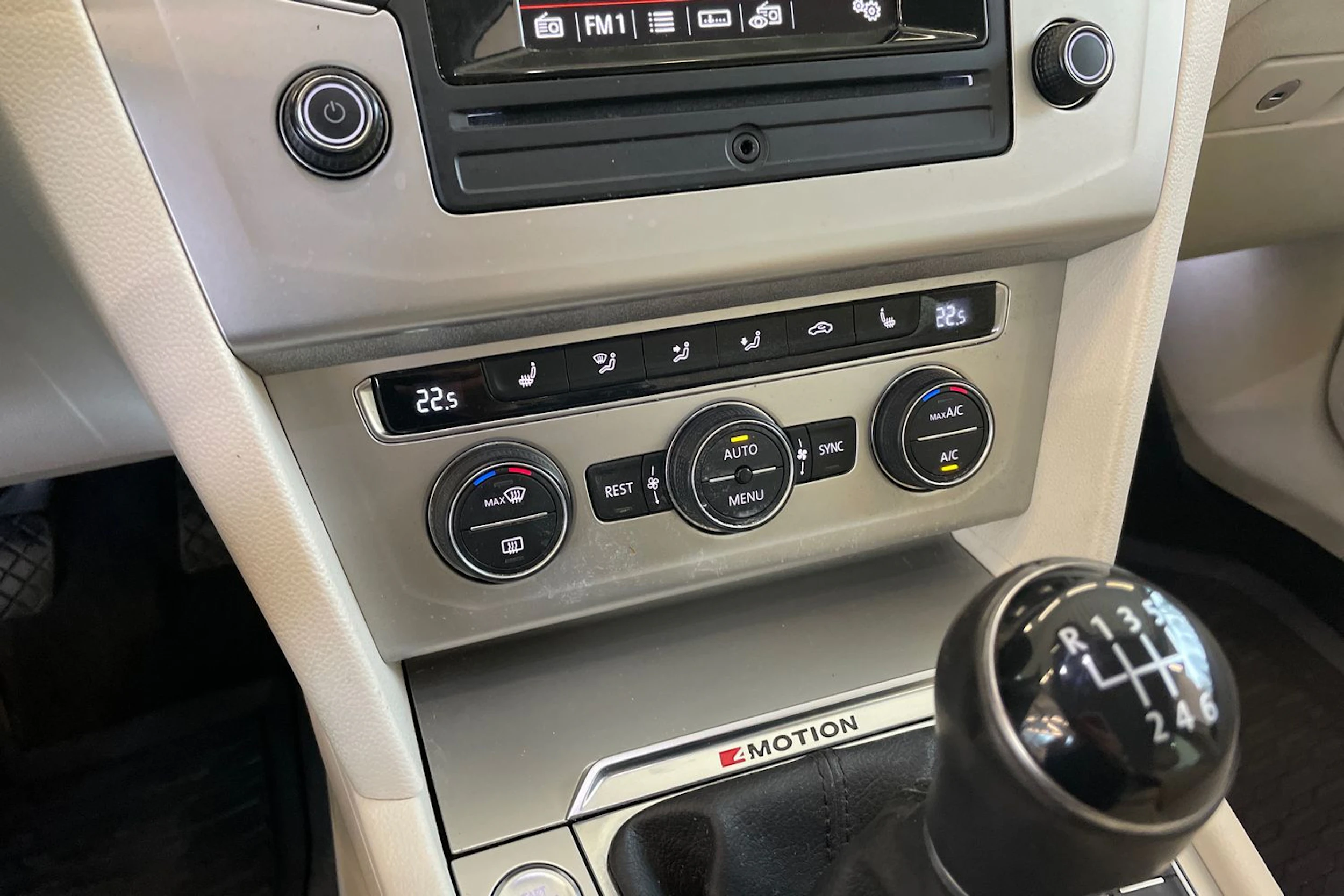 valkoinen Volkswagen Passat 2016 kuva 13.