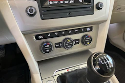 valkoinen Volkswagen Passat 2016 kuva 13.