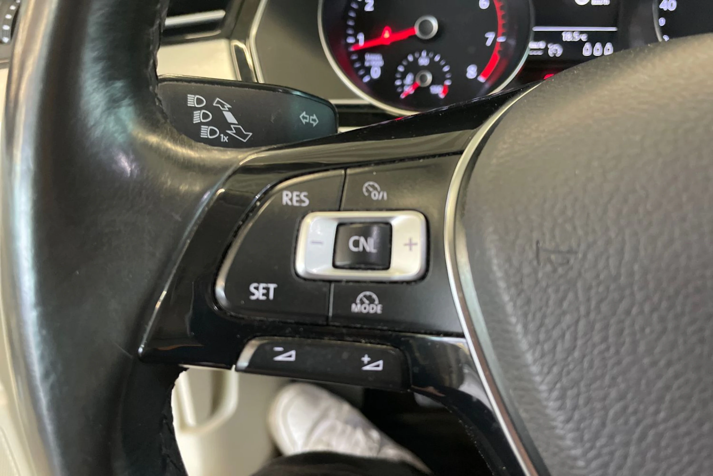 valkoinen Volkswagen Passat 2016 kuva 14.