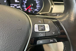 valkoinen Volkswagen Passat 2016 kuva 15.