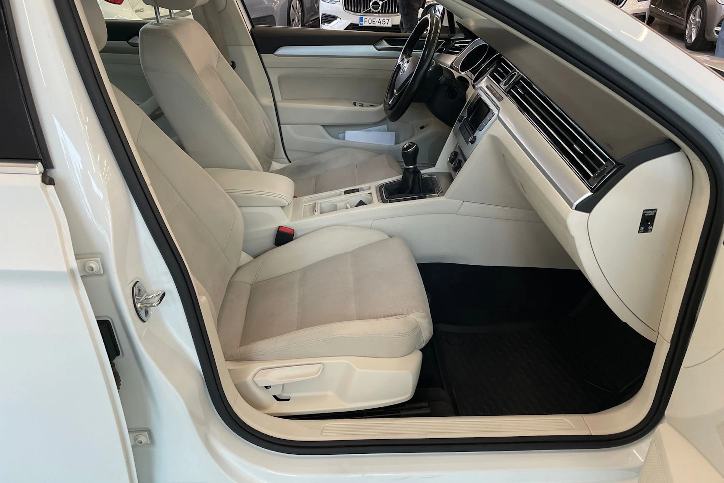 valkoinen Volkswagen Passat 2016 kuva 19.