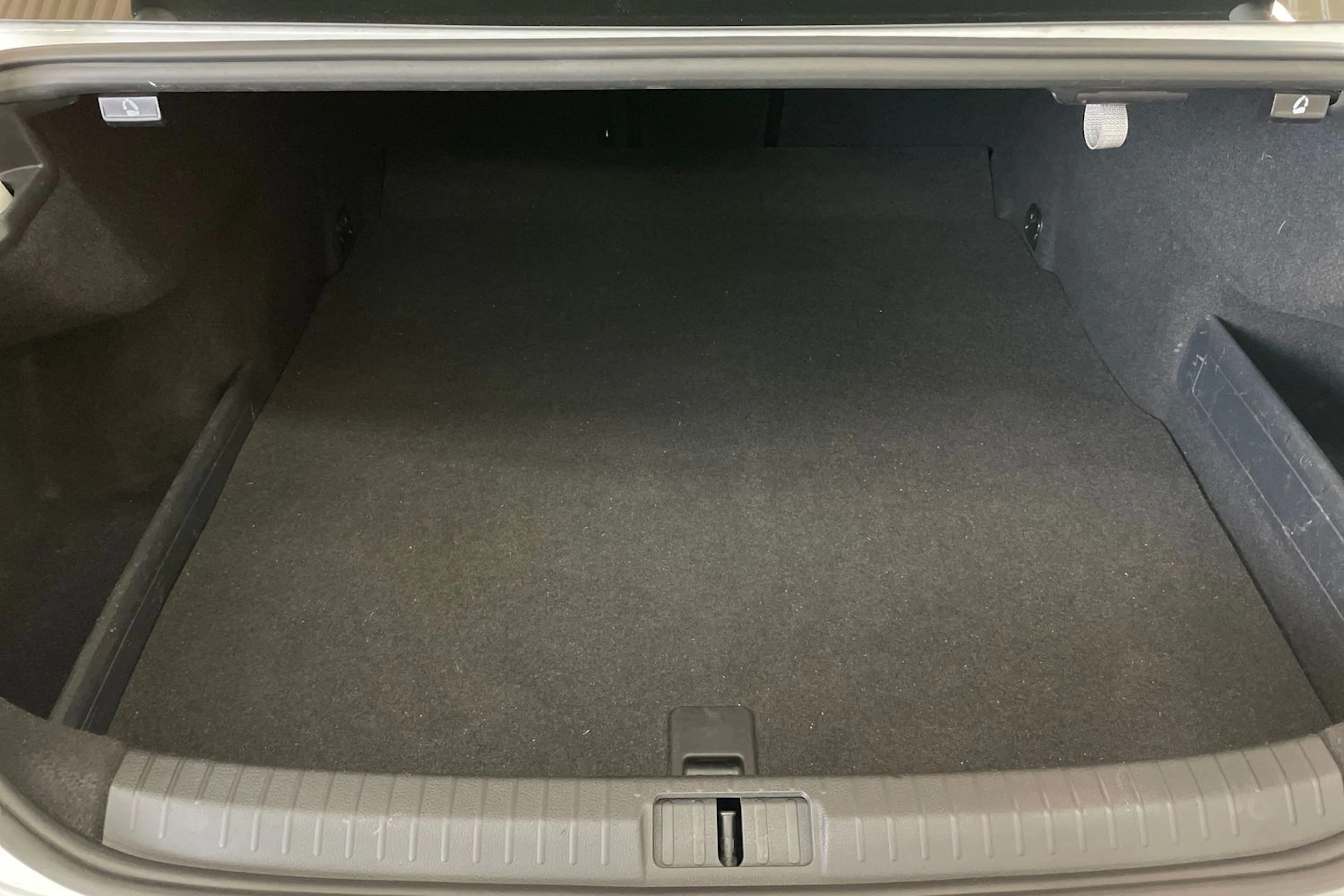 valkoinen Volkswagen Passat 2016 kuva 20.