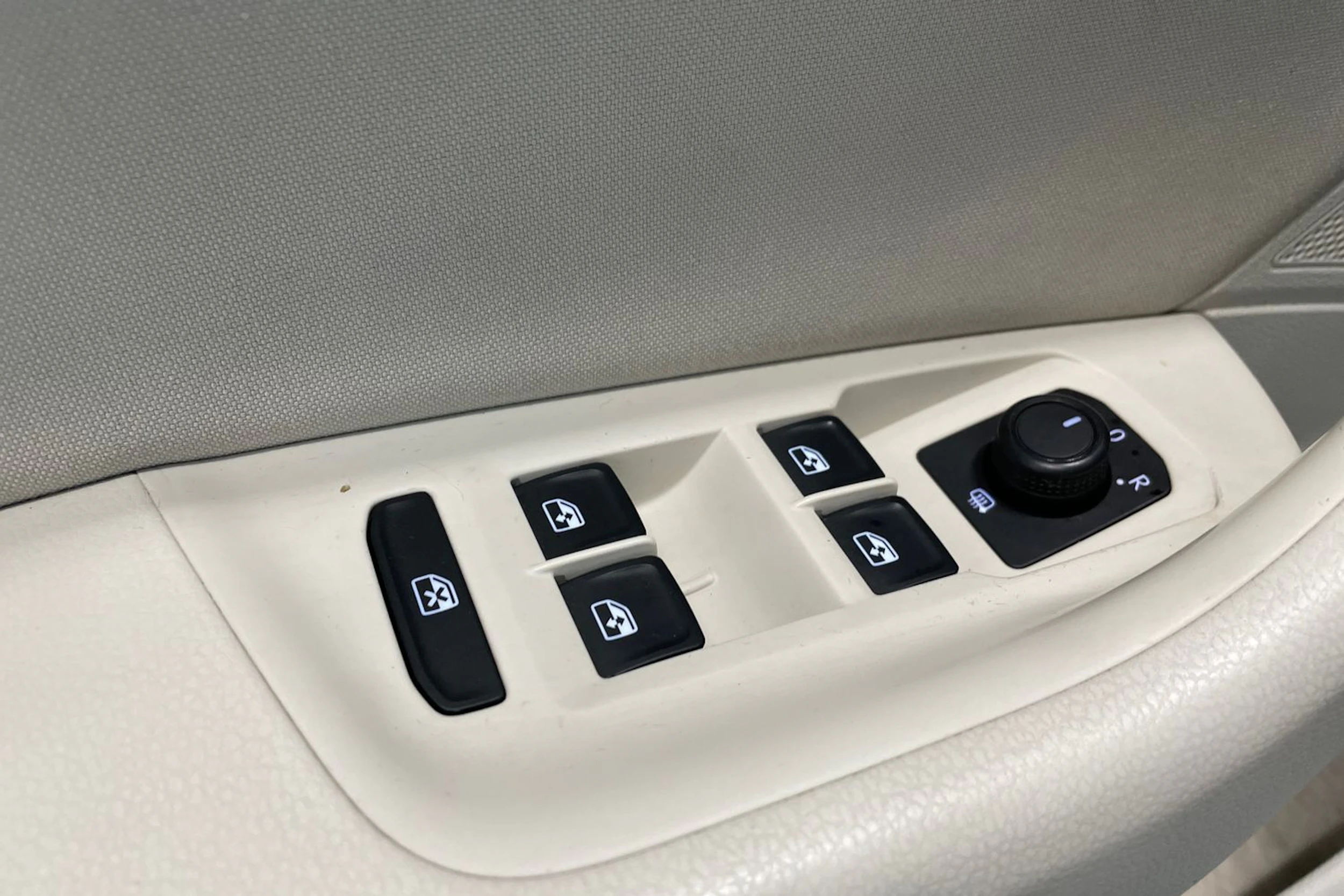 valkoinen Volkswagen Passat 2016 kuva 28.