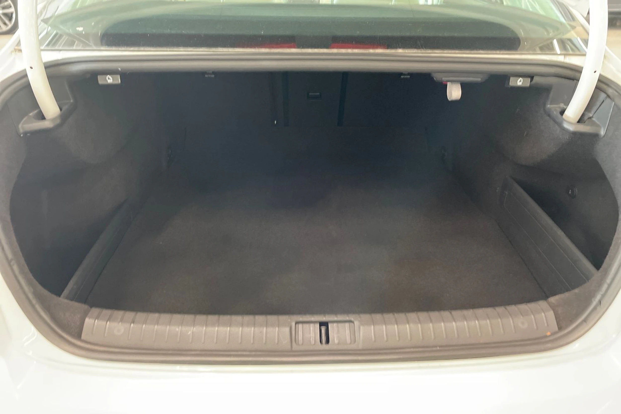 valkoinen Volkswagen Passat 2016 kuva 30.