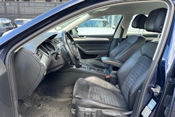 sininen Volkswagen Passat 2016 kuva 3.
