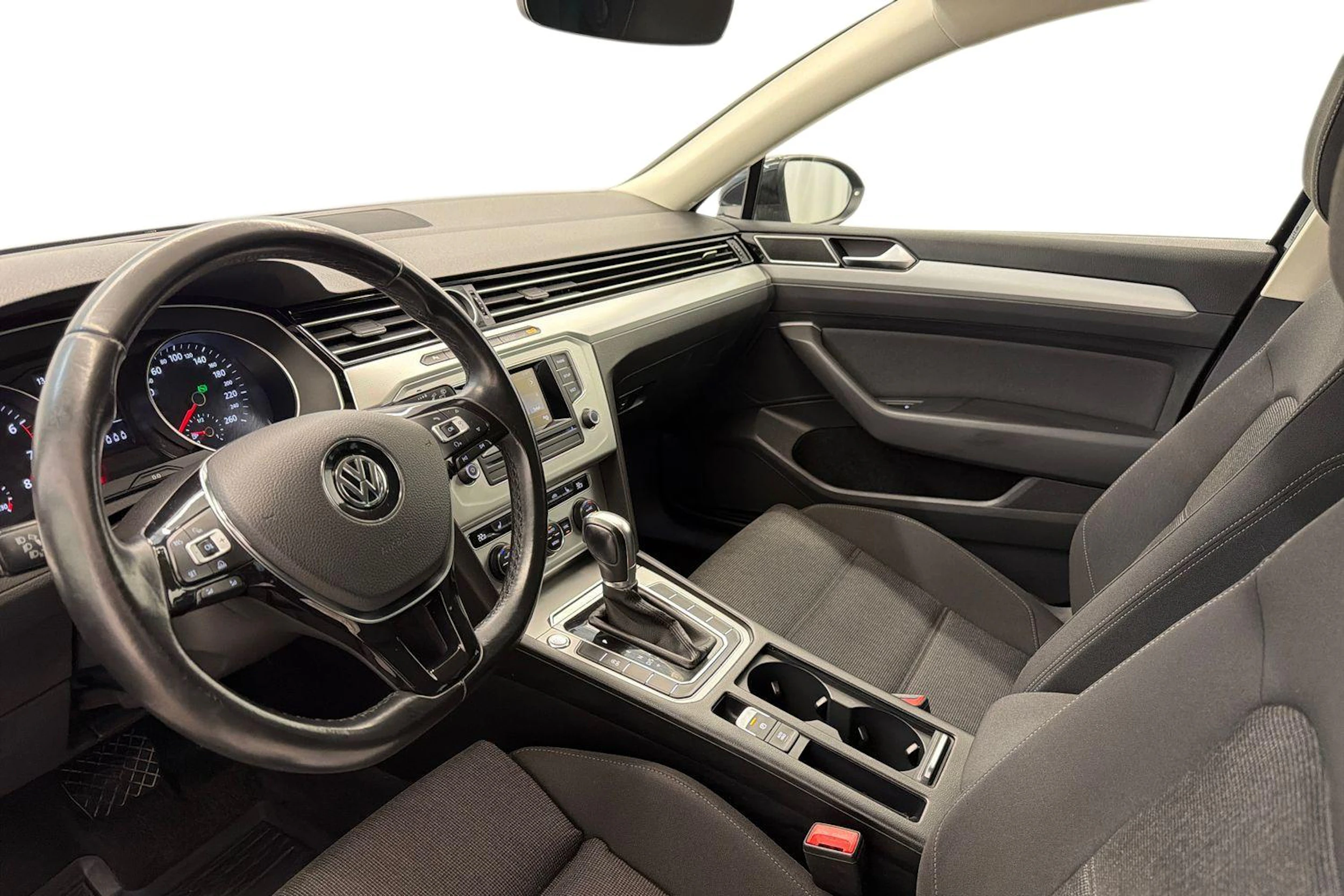 musta Volkswagen Passat 2016 kuva 6.