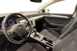 musta Volkswagen Passat 2016 kuva 6.