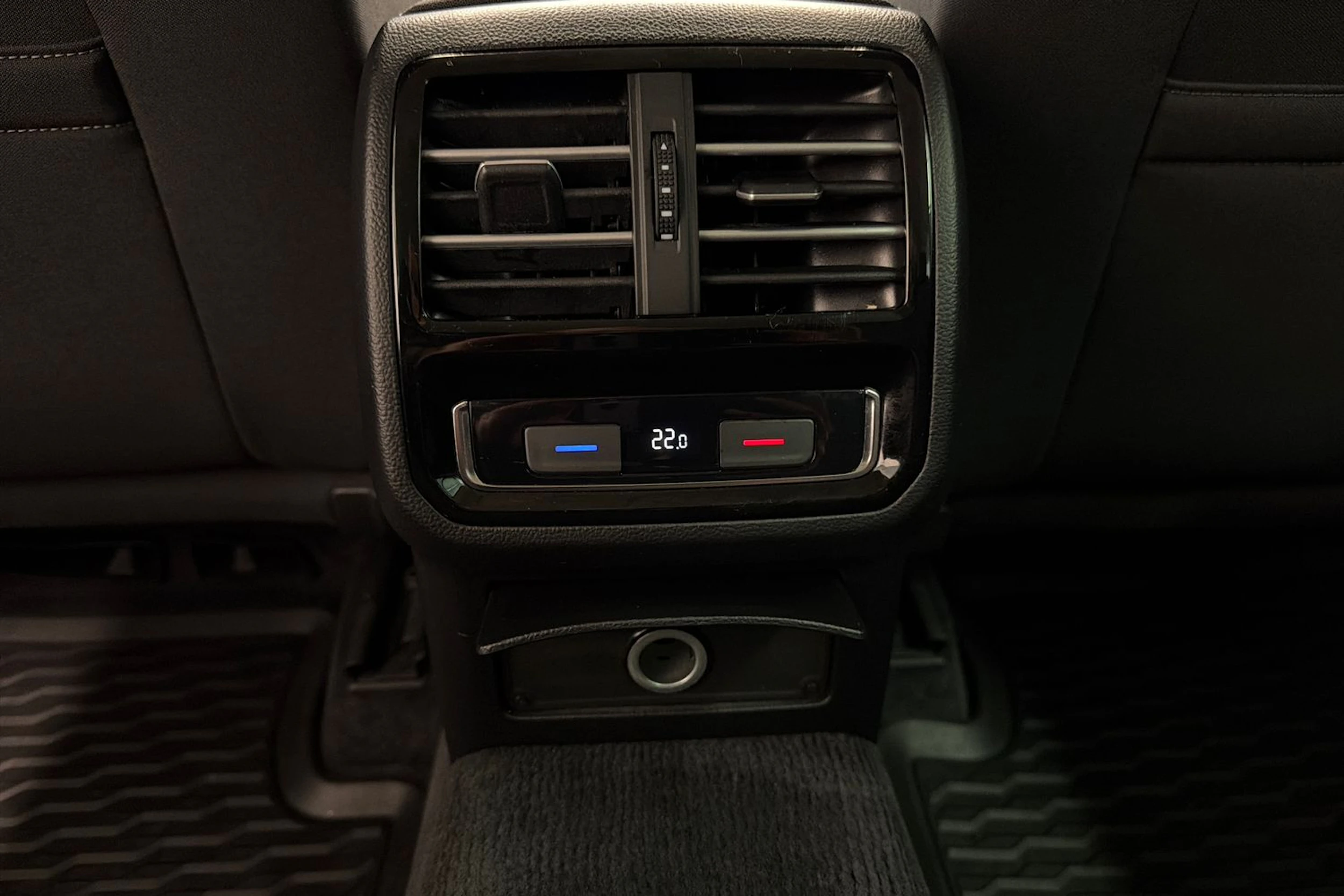 musta Volkswagen Passat 2016 kuva 16.