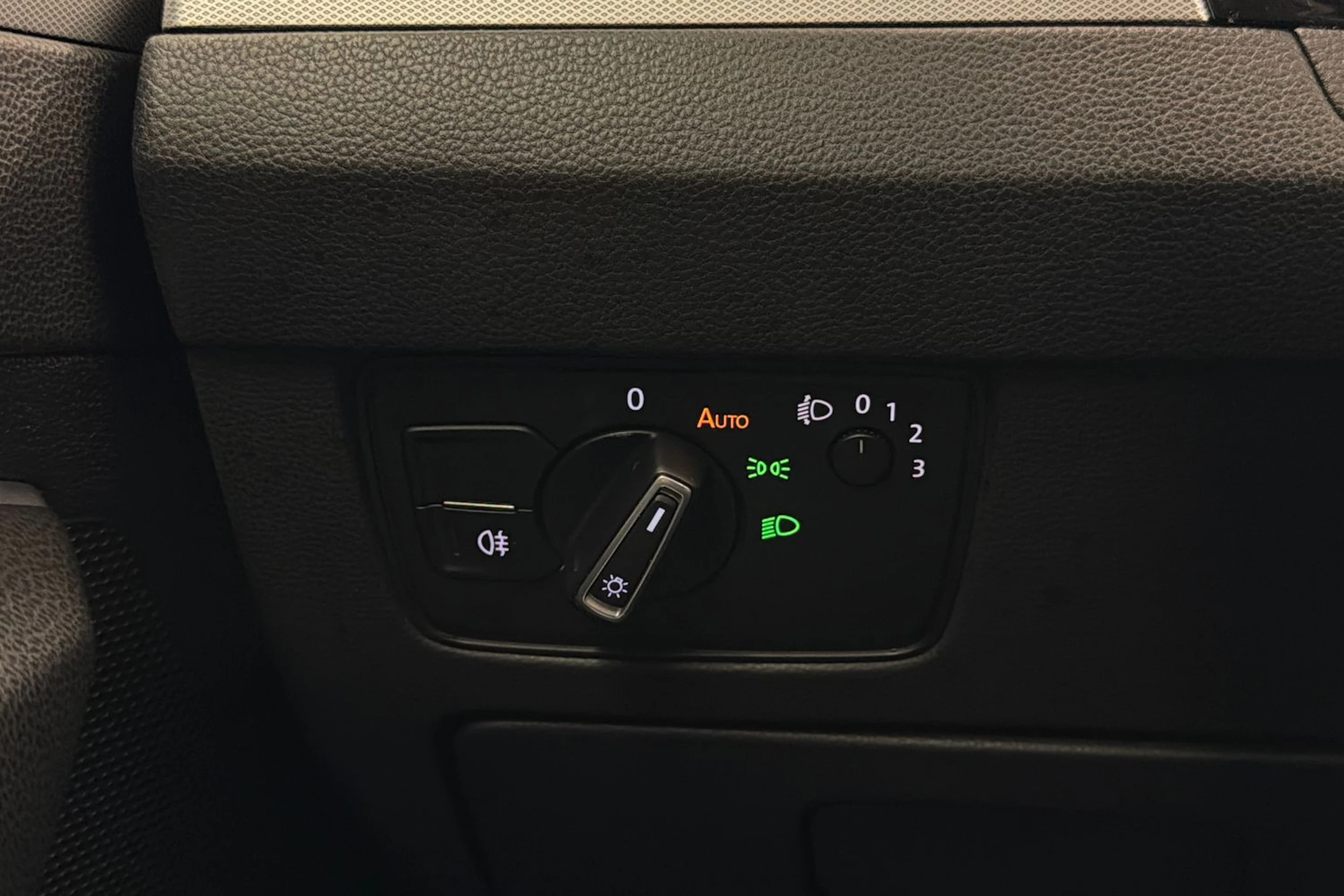 musta Volkswagen Passat 2016 kuva 19.