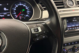 musta Volkswagen Passat 2016 kuva 21.