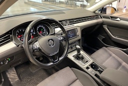 sininen Volkswagen Passat 2016 kuva 6.