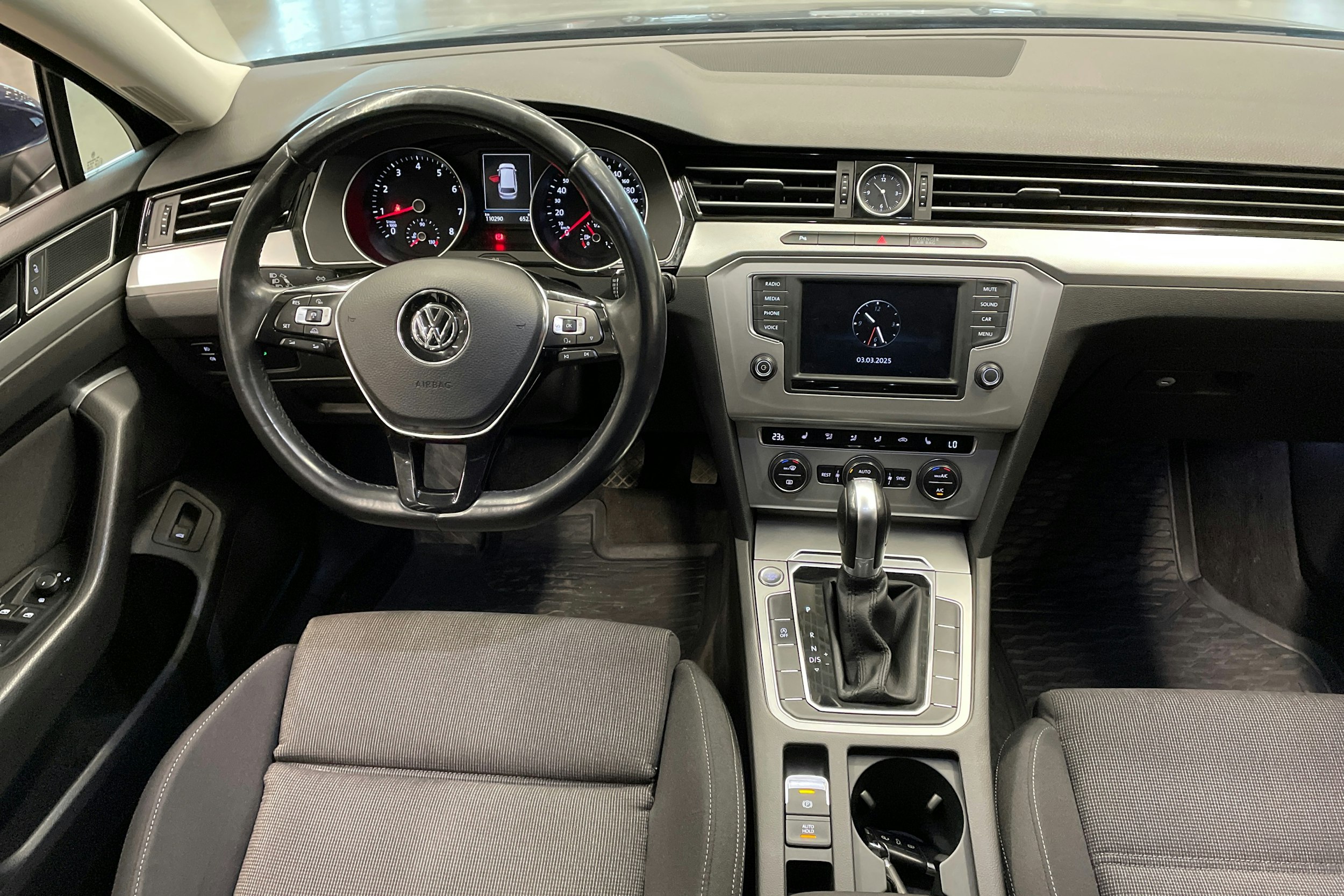 sininen Volkswagen Passat 2016 kuva 7.