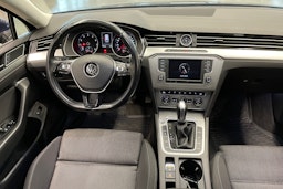 sininen Volkswagen Passat 2016 kuva 7.